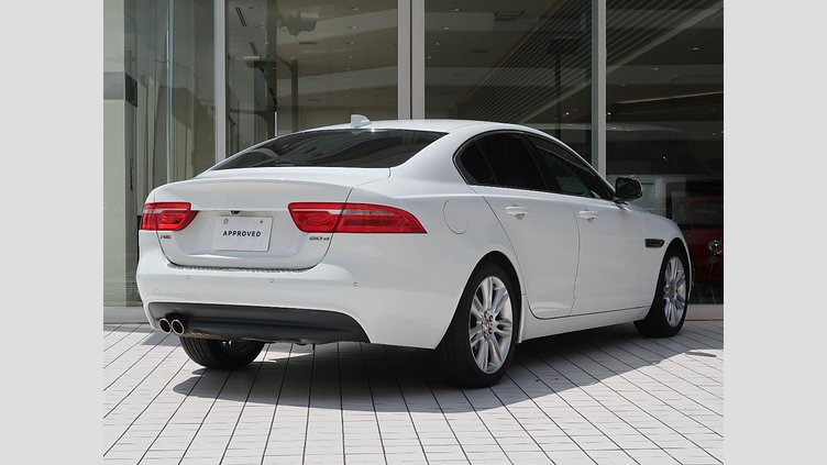 2017 認定中古車 Jaguar XE Fuji White ＭＥＲＩＤＩＡＮサウンド　フロントシートヒーター　ステアリングパドルシフト　アダプティブクルーズコントロール　電動調整ステアリングコラム　メモリ付きフロントシート　バックモニター プレステージ