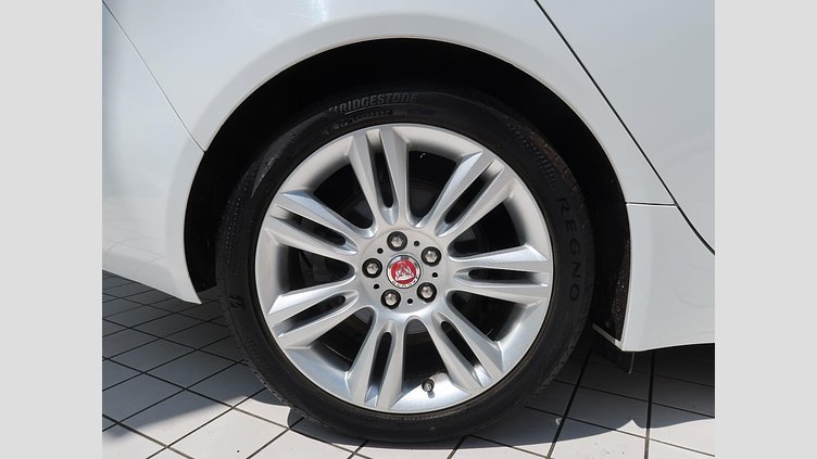 2017 認定中古車 Jaguar XE Fuji White ＭＥＲＩＤＩＡＮサウンド　フロントシートヒーター　ステアリングパドルシフト　アダプティブクルーズコントロール　電動調整ステアリングコラム　メモリ付きフロントシート　バックモニター プレステージ