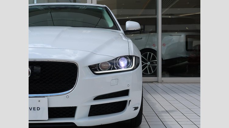 2017 認定中古車 Jaguar XE Fuji White ＭＥＲＩＤＩＡＮサウンド　フロントシートヒーター　ステアリングパドルシフト　アダプティブクルーズコントロール　電動調整ステアリングコラム　メモリ付きフロントシート　バックモニター プレステージ