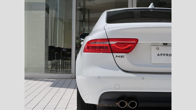 2017 認定中古車 Jaguar XE Fuji White ＭＥＲＩＤＩＡＮサウンド　フロントシートヒーター　ステアリングパドルシフト　アダプティブクルーズコントロール　電動調整ステアリングコラム　メモリ付きフロントシート　バックモニター プレステージ