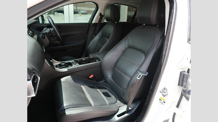 2017 認定中古車 Jaguar XE Fuji White ＭＥＲＩＤＩＡＮサウンド　フロントシートヒーター　ステアリングパドルシフト　アダプティブクルーズコントロール　電動調整ステアリングコラム　メモリ付きフロントシート　バックモニター プレステージ