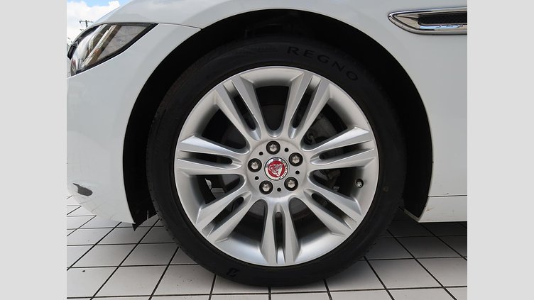 2017 認定中古車 Jaguar XE Fuji White ＭＥＲＩＤＩＡＮサウンド　フロントシートヒーター　ステアリングパドルシフト　アダプティブクルーズコントロール　電動調整ステアリングコラム　メモリ付きフロントシート　バックモニター プレステージ