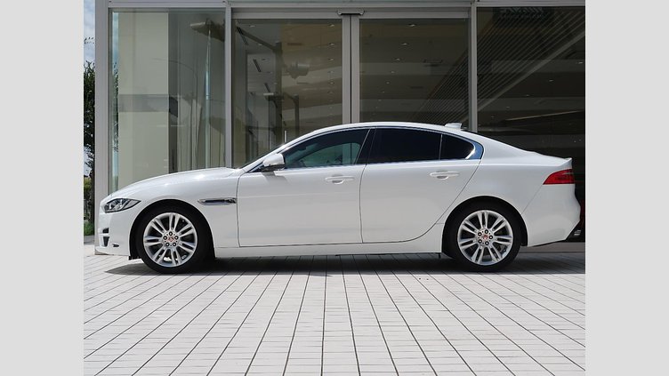 2017 認定中古車 Jaguar XE Fuji White ＭＥＲＩＤＩＡＮサウンド　フロントシートヒーター　ステアリングパドルシフト　アダプティブクルーズコントロール　電動調整ステアリングコラム　メモリ付きフロントシート　バックモニター プレステージ
