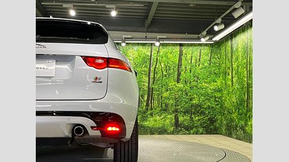 F-Pace 27