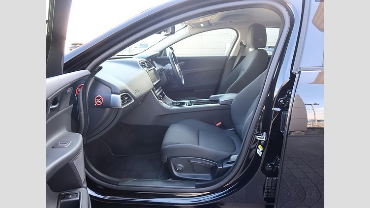 2017 認定中古車 Jaguar XE Narvik Black ガソリン ＸＥ ＳＥ