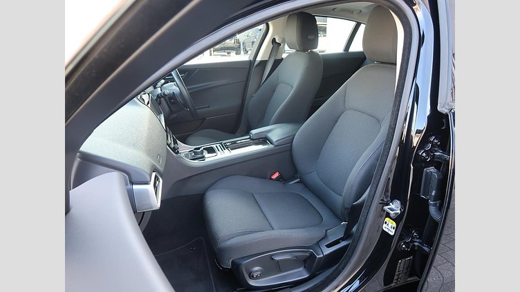 2017 認定中古車 Jaguar XE Narvik Black ガソリン ＸＥ ＳＥ