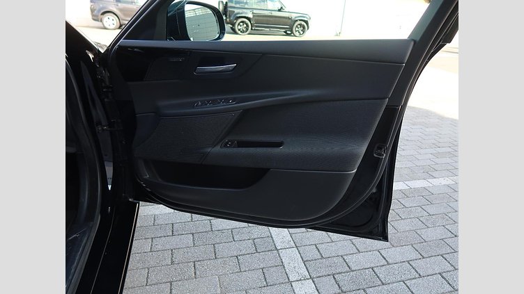 2017 認定中古車 Jaguar XE Narvik Black ガソリン ＸＥ ＳＥ