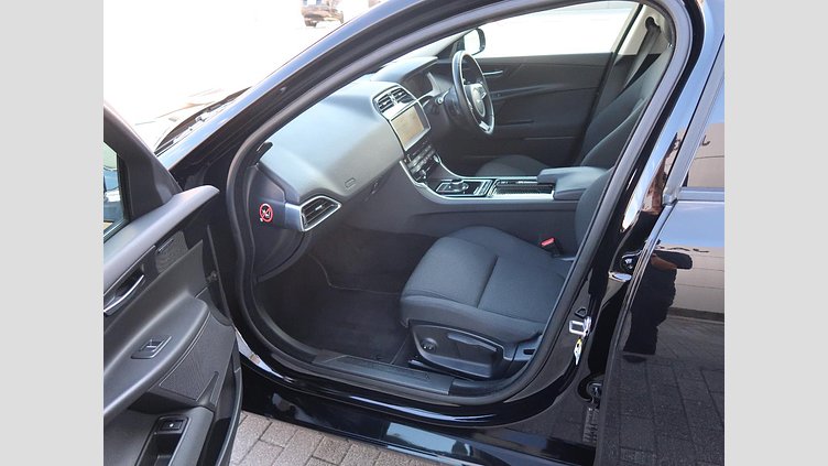2017 認定中古車 Jaguar XE Narvik Black ガソリン ＸＥ ＳＥ