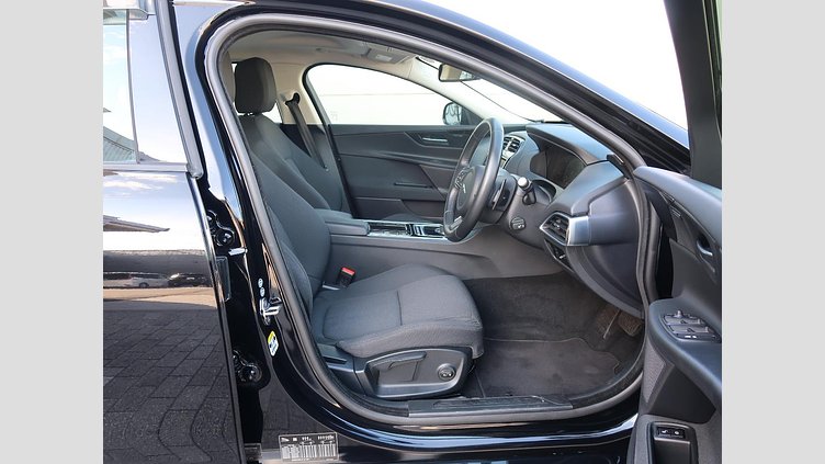 2017 認定中古車 Jaguar XE Narvik Black ガソリン ＸＥ ＳＥ