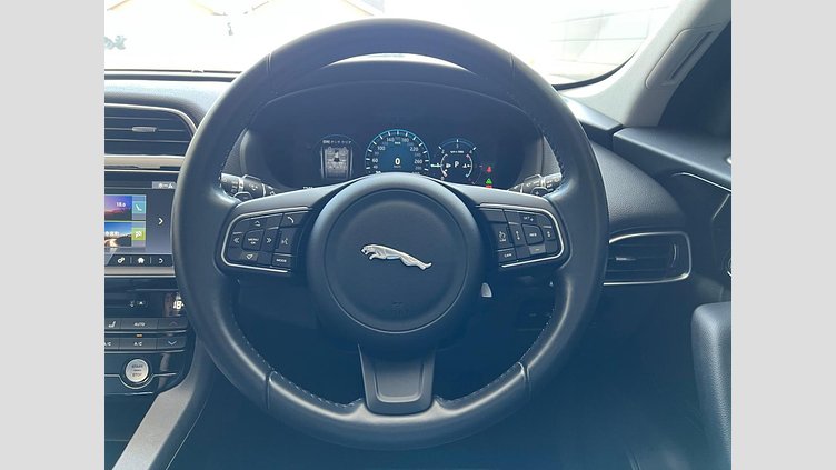 2016 認定中古車 Jaguar F-Pace Yulong White ディーゼル プレステージ