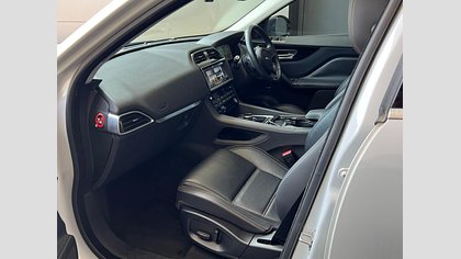 F-Pace 27