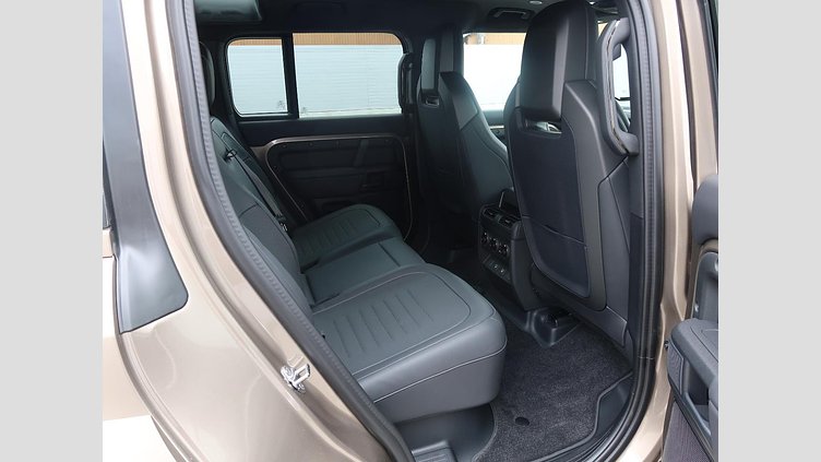2025 認定中古車 Land Rover Defender 110 ペトラカッパー P635 ガソリンV8マイルドハイブリッド OCTA