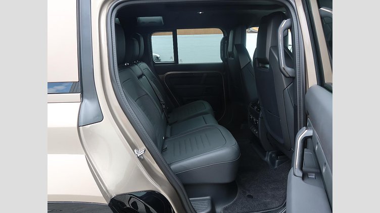 2025 認定中古車 Land Rover Defender 110 ペトラカッパー P635 ガソリンV8マイルドハイブリッド OCTA