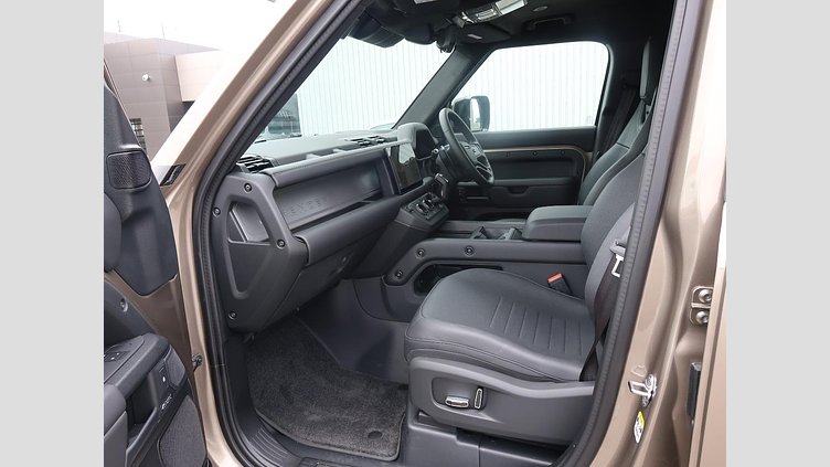 2025 認定中古車 Land Rover Defender 110 ペトラカッパー P635 ガソリンV8マイルドハイブリッド OCTA