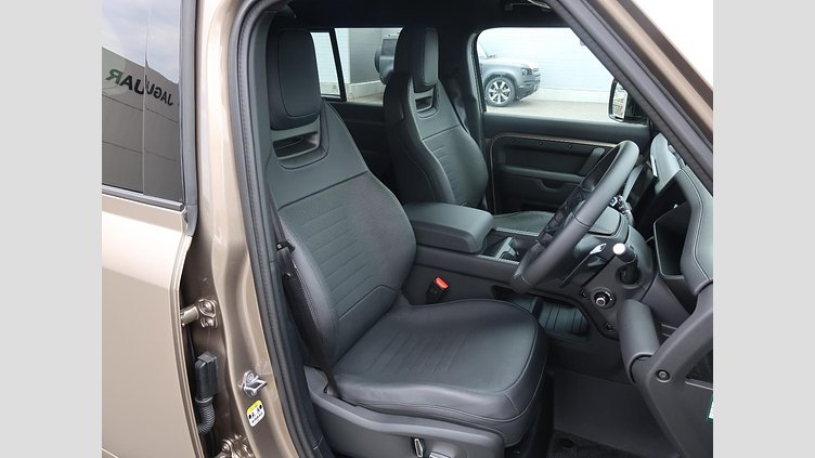 2025 認定中古車 Land Rover Defender 110 ペトラカッパー P635 ガソリンV8マイルドハイブリッド OCTA