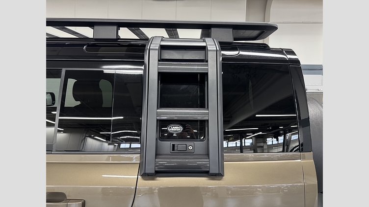2021 認定中古車 Land Rover Defender 110 ゴンドワナストーン D300 AWD（AT） S