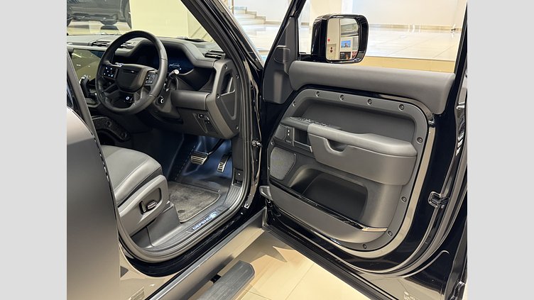 2025 認定中古車 Land Rover Defender OCTA ナルヴィックブラック P635 ガソリンV8マイルドハイブリッド Black
