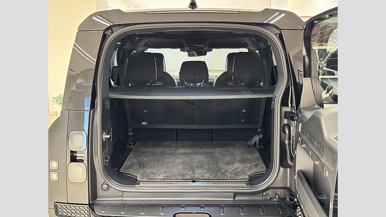 2025 認定中古車 Land Rover Defender OCTA ナルヴィックブラック P635 ガソリンV8マイルドハイブリッド Black