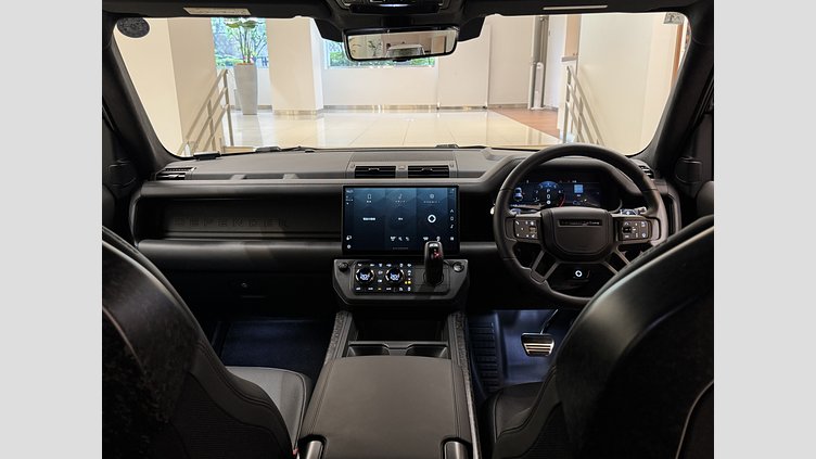 2025 認定中古車 Land Rover Defender OCTA ナルヴィックブラック P635 ガソリンV8マイルドハイブリッド Black