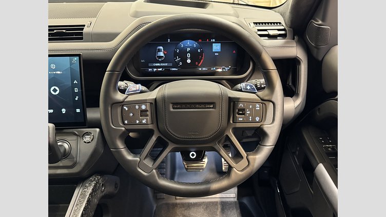 2025 認定中古車 Land Rover Defender OCTA ナルヴィックブラック P635 ガソリンV8マイルドハイブリッド Black