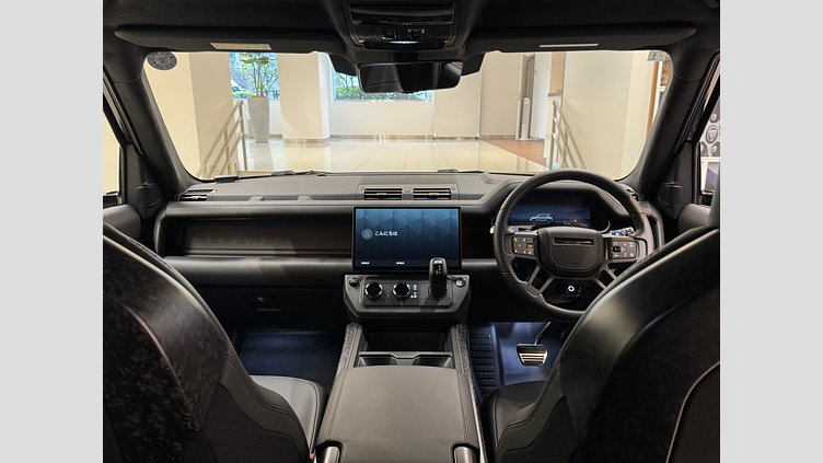 2025 認定中古車 Land Rover Defender OCTA ナルヴィックブラック P635 ガソリンV8マイルドハイブリッド Black
