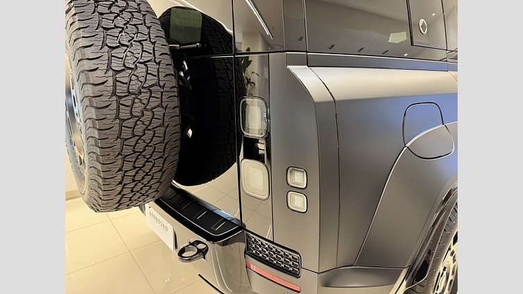 2025 認定中古車 Land Rover Defender OCTA ナルヴィックブラック P635 ガソリンV8マイルドハイブリッド Black