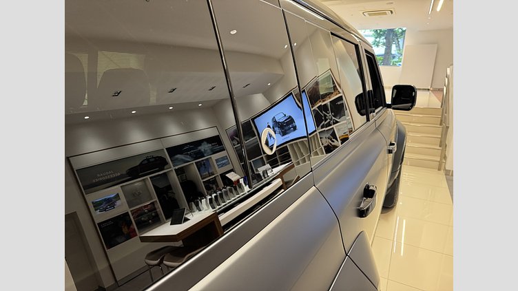 2025 認定中古車 Land Rover Defender OCTA ナルヴィックブラック P635 ガソリンV8マイルドハイブリッド Black