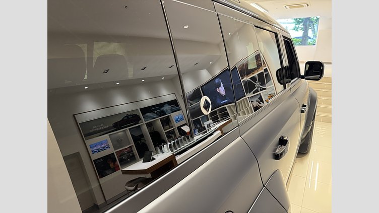 2025 認定中古車 Land Rover Defender OCTA ナルヴィックブラック P635 ガソリンV8マイルドハイブリッド Black