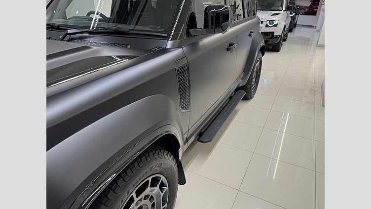 2025 認定中古車 Land Rover Defender OCTA ナルヴィックブラック P635 ガソリンV8マイルドハイブリッド Black