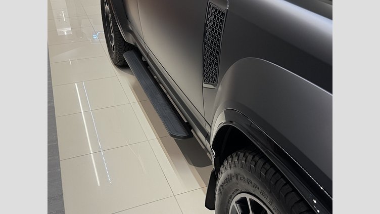 2025 認定中古車 Land Rover Defender OCTA ナルヴィックブラック P635 ガソリンV8マイルドハイブリッド Black