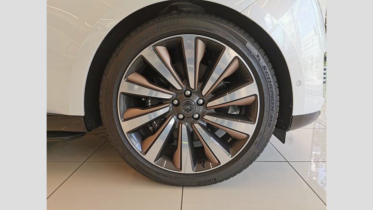 2024 認定中古車 Land Rover Range Rover アイシーホワイト - グロスフィニッシュ 615 AWD（AT） スタンダードホイールベース SV
