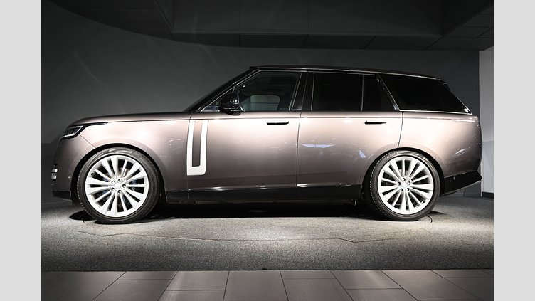 2022 Begagnad Land Rover Range Rover Charente Grey AWD D350 First Edition