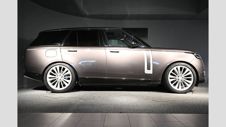2022 Begagnad Land Rover Range Rover Charente Grey AWD D350 First Edition