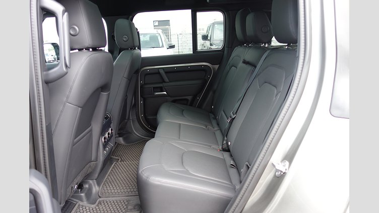 2024 認定中古車 Land Rover Defender 110 シリコンシルバー D350 ディーゼルマイルドハイブリッド X-Dynamic SE