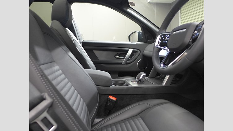 2025 認定中古車 Land Rover Discovery Sport ハクバシルバー D200マイルドハイブリッド（ディーゼル） 標準ホイール Dynamic SE