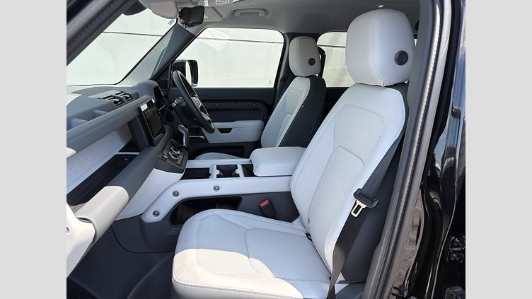 2024 認定中古車 Land Rover Defender 110 サントリーニブラック D350 ディーゼルマイルドハイブリッド X-Dynamic SE