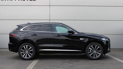 F-Pace 1