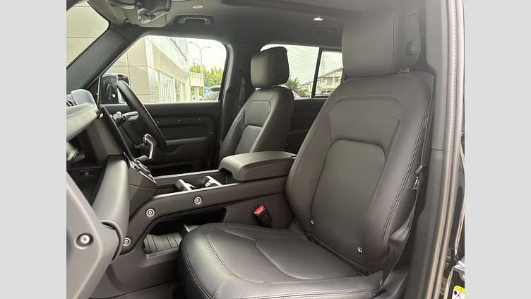 2025 認定中古車 Land Rover Defender 110 Santorini Black 3.0 litre i6D​ XダイナミックHSE 3.0L D350 4WD