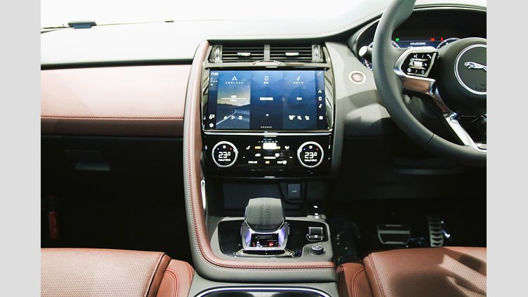2025 認定中古車 Jaguar E-Pace Fuji White 2.0 litre i4D​ R-Dyanamic SE D200