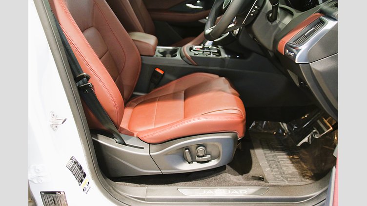 2025 認定中古車 Jaguar E-Pace Fuji White 2.0 litre i4D​ R-Dyanamic SE D200