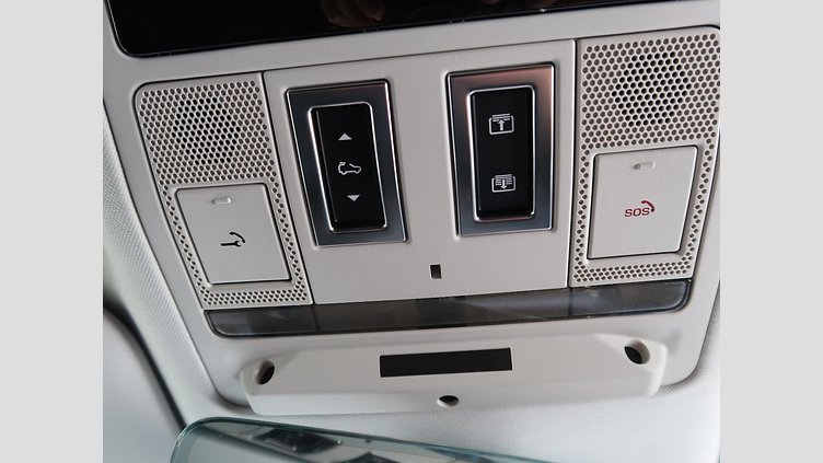 2023 認定中古車 Land Rover Defender 110 フジホワイト D300 AWD（AT） S
