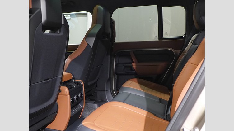 2025 認定中古車 Land Rover Defender 110 ペトラカッパー P635 ガソリンV8マイルドハイブリッド OCTA