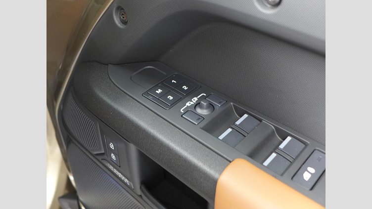2025 認定中古車 Land Rover Defender 110 ペトラカッパー P635 ガソリンV8マイルドハイブリッド OCTA
