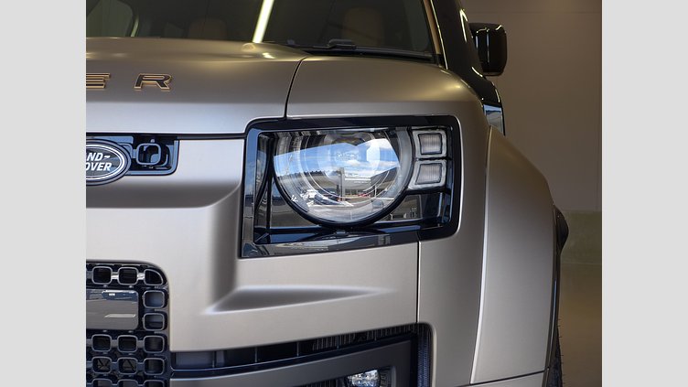 2025 認定中古車 Land Rover Defender 110 ペトラカッパー P635 ガソリンV8マイルドハイブリッド OCTA