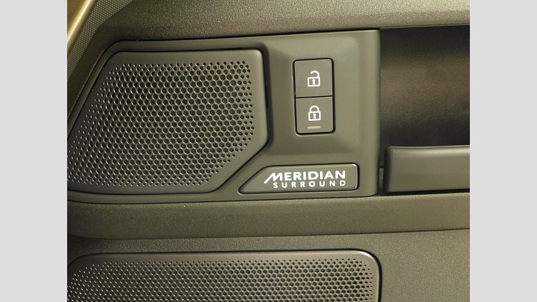 2025 認定中古車 Land Rover Defender 110 ペトラカッパー P635 ガソリンV8マイルドハイブリッド OCTA