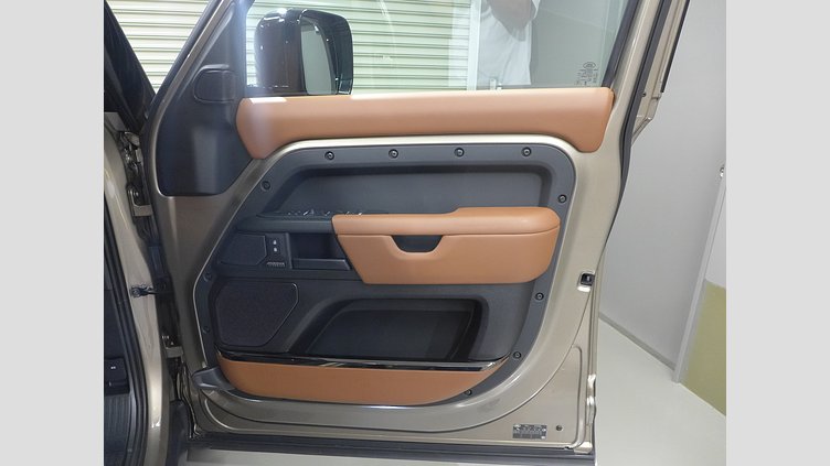 2025 認定中古車 Land Rover Defender 110 ペトラカッパー P635 ガソリンV8マイルドハイブリッド OCTA