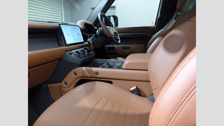 2025 認定中古車 Land Rover Defender 110 ペトラカッパー P635 ガソリンV8マイルドハイブリッド OCTA