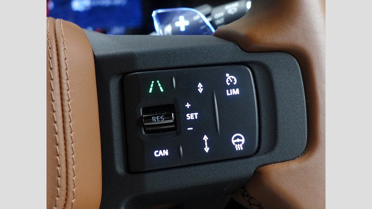 2025 認定中古車 Land Rover Defender 110 ペトラカッパー P635 ガソリンV8マイルドハイブリッド OCTA
