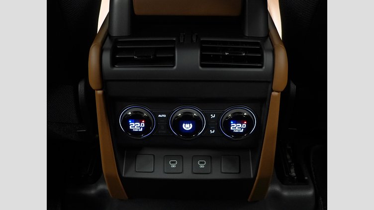 2025 認定中古車 Land Rover Defender 110 ペトラカッパー P635 ガソリンV8マイルドハイブリッド OCTA