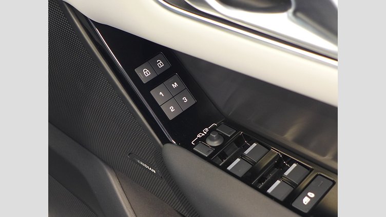2024 認定中古車 Land Rover Range Rover Velar オストゥーニパールホワイト P400eプラグインハイブリッド（ガソリン） スタンダードホイールベース Dynamic SE